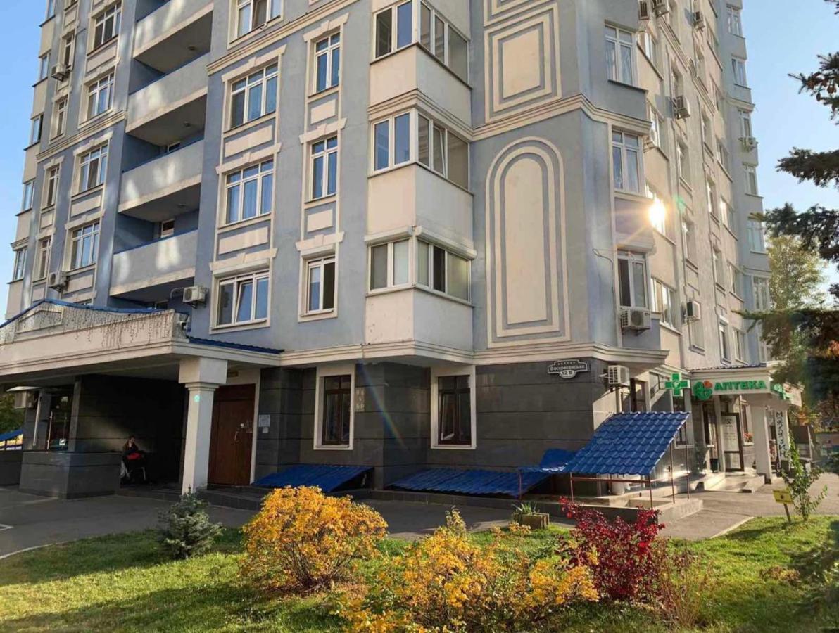 Modern Apartment Near Park Kiev Buitenkant foto