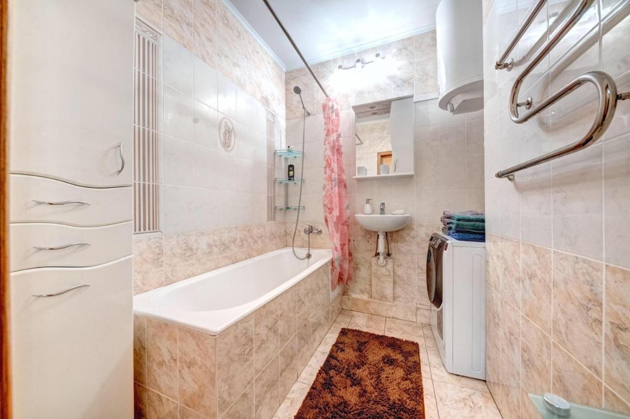 Modern Apartment Near Park Kiev Buitenkant foto