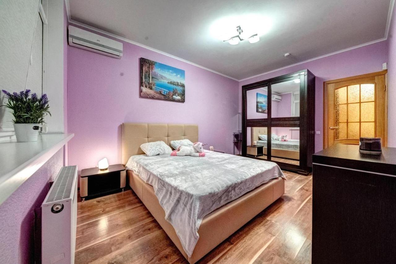 Modern Apartment Near Park Kiev Buitenkant foto