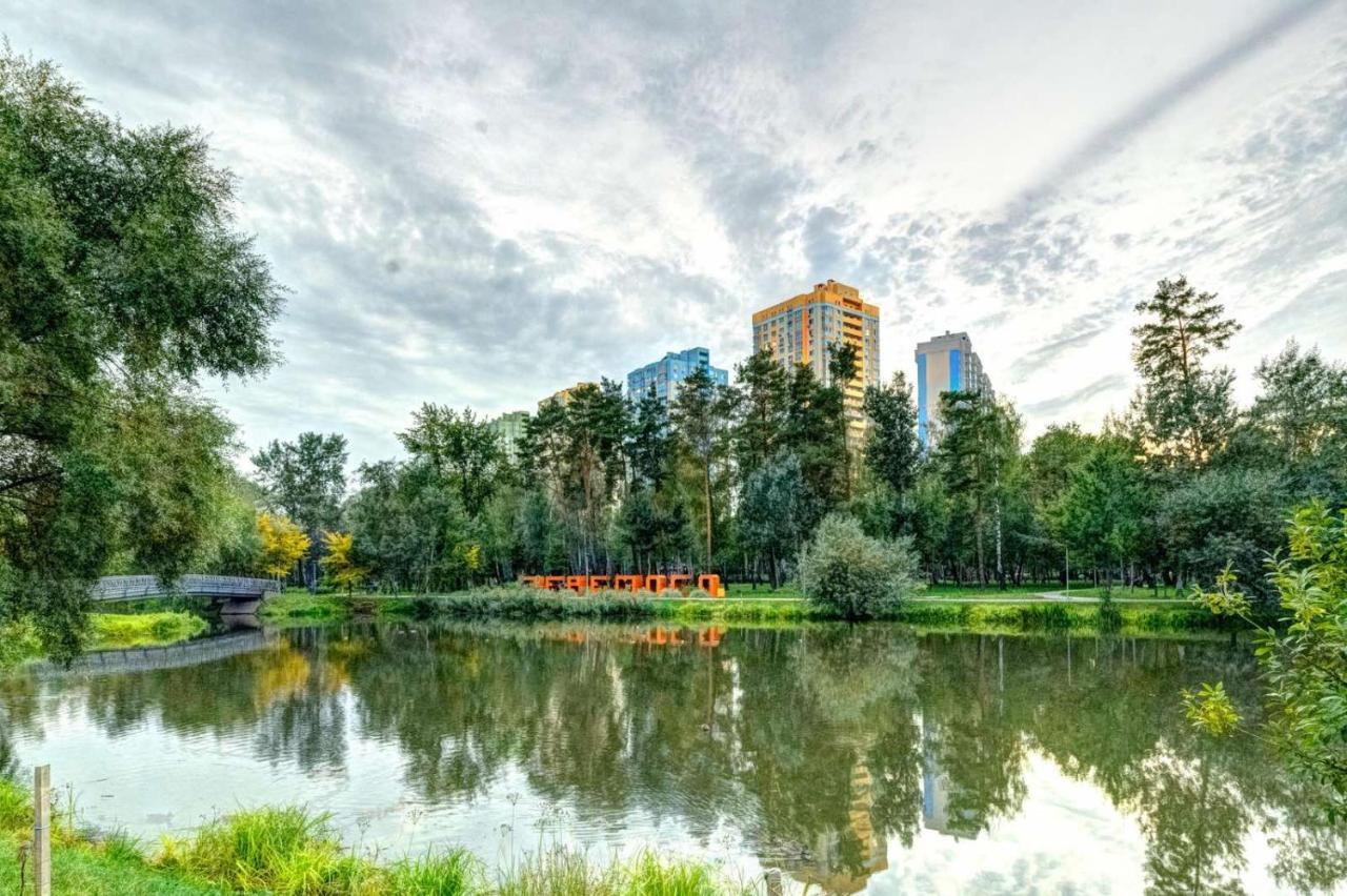 Modern Apartment Near Park Kiev Buitenkant foto